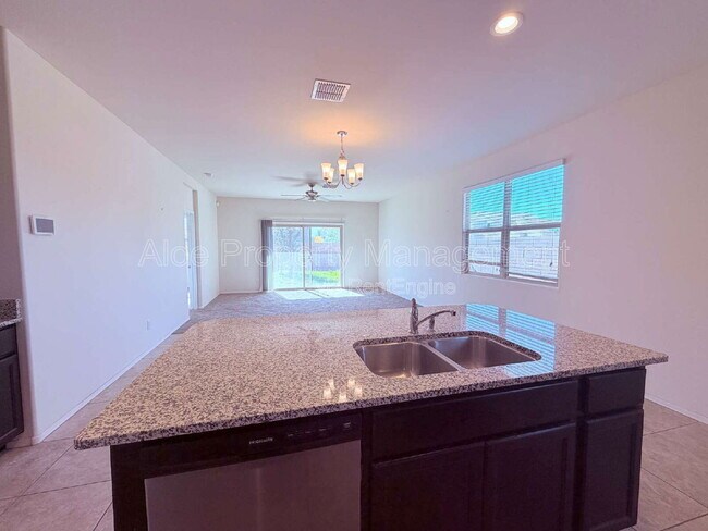 Foto del edificio - 4729 E Chromium Rd