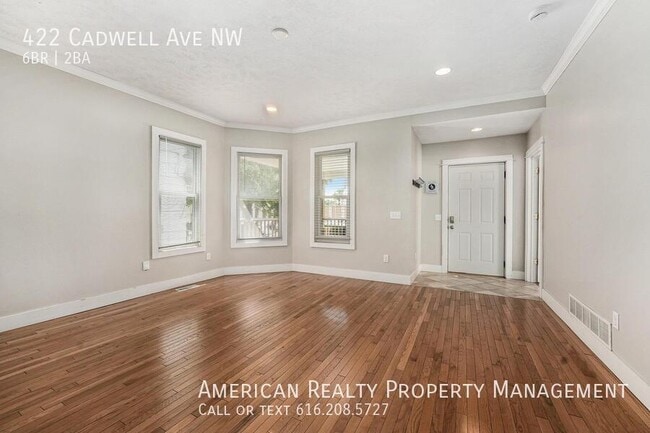 Foto del edificio - 422 Cadwell Ave NW