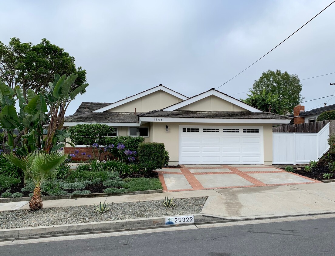 Parking in garage, driveway and street - 25322 Yacht Dr