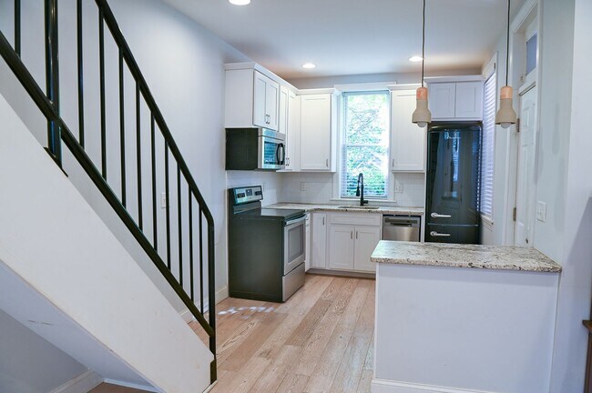 Building Photo - Amazing Open Concept 2 Bedroom on Muench