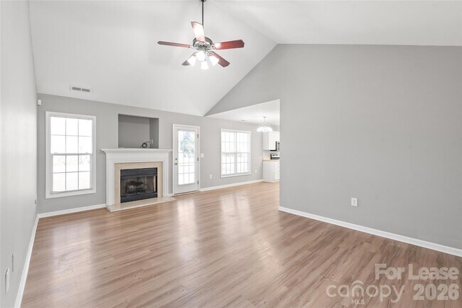 Foto del edificio - 1020 Cranston Crossing Pl