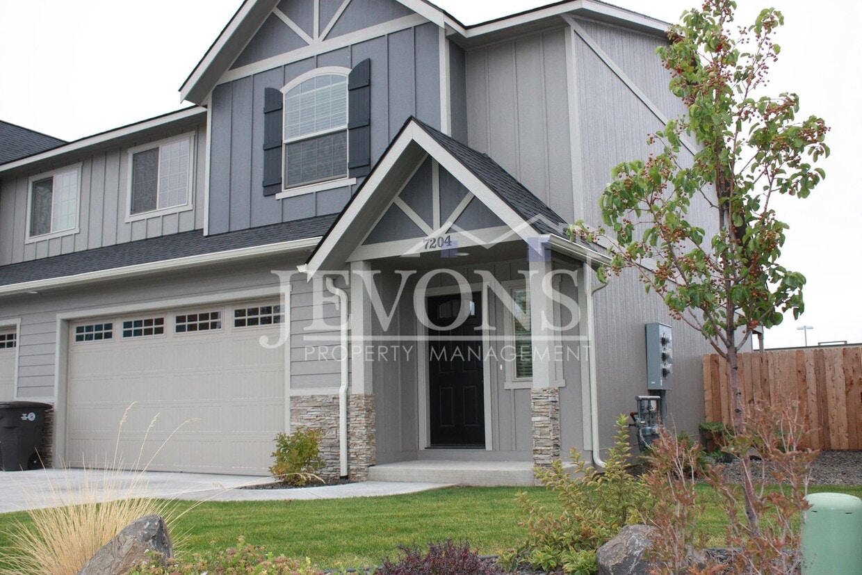 Primary Photo - Charming 3 bedrooms homes with two-car garage, fully fenced backyard, minutes away from Yakima Va...