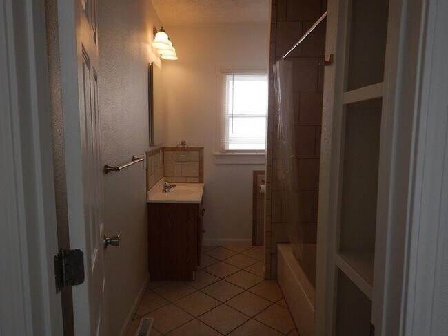 Bathroom - 620 E 9th St