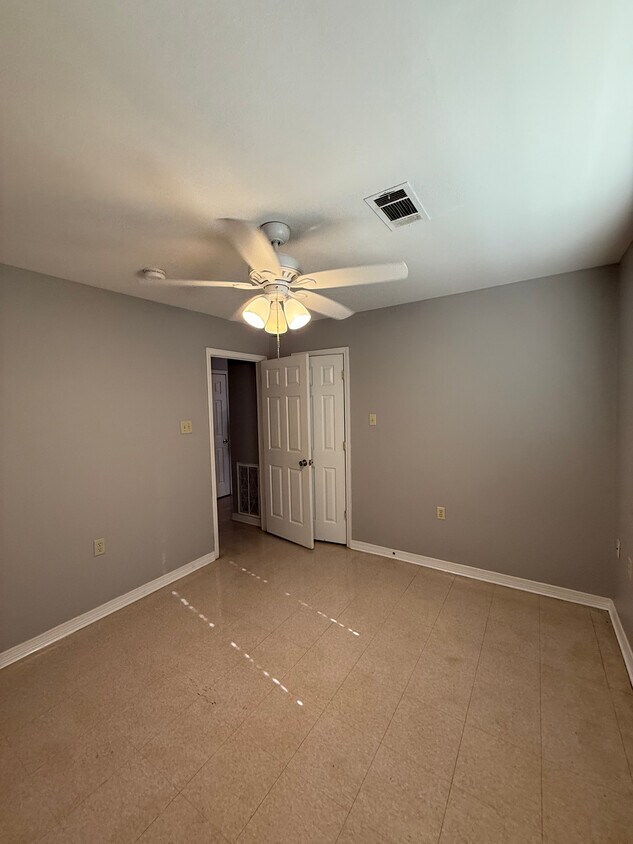 Building Photo - Crystal Lake Apartments