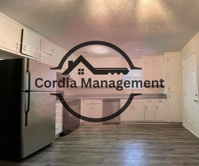 Building Photo - Dreamy 4BR 2.5 Bath BiLevel Home on Ascot ...