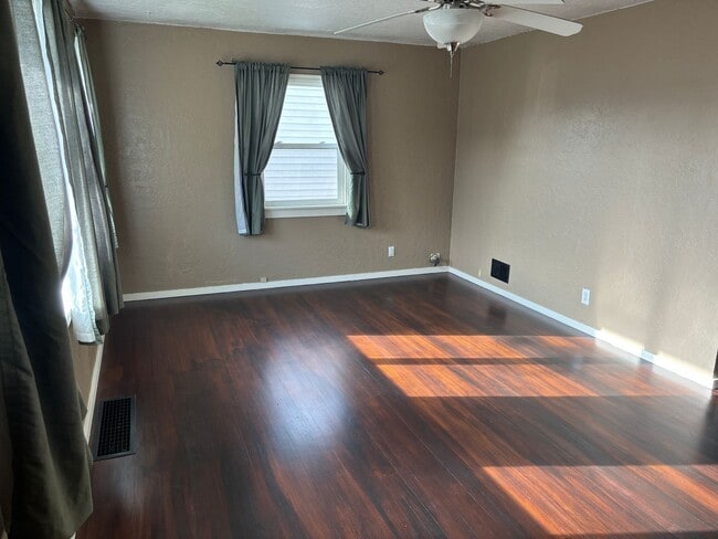 Building Photo - Charming 2-Bedroom located in Eastgate