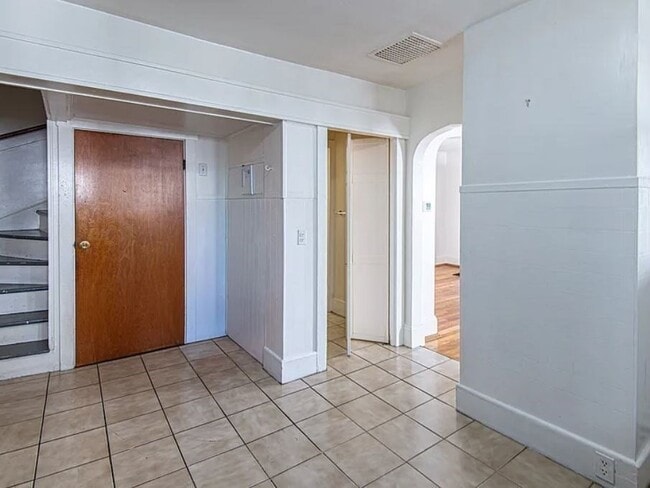 Building Photo - 260 Phillips Ave