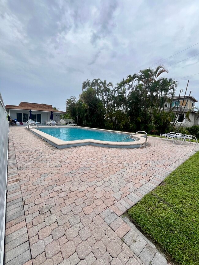 Foto del edificio - 658 NE 6th Ct