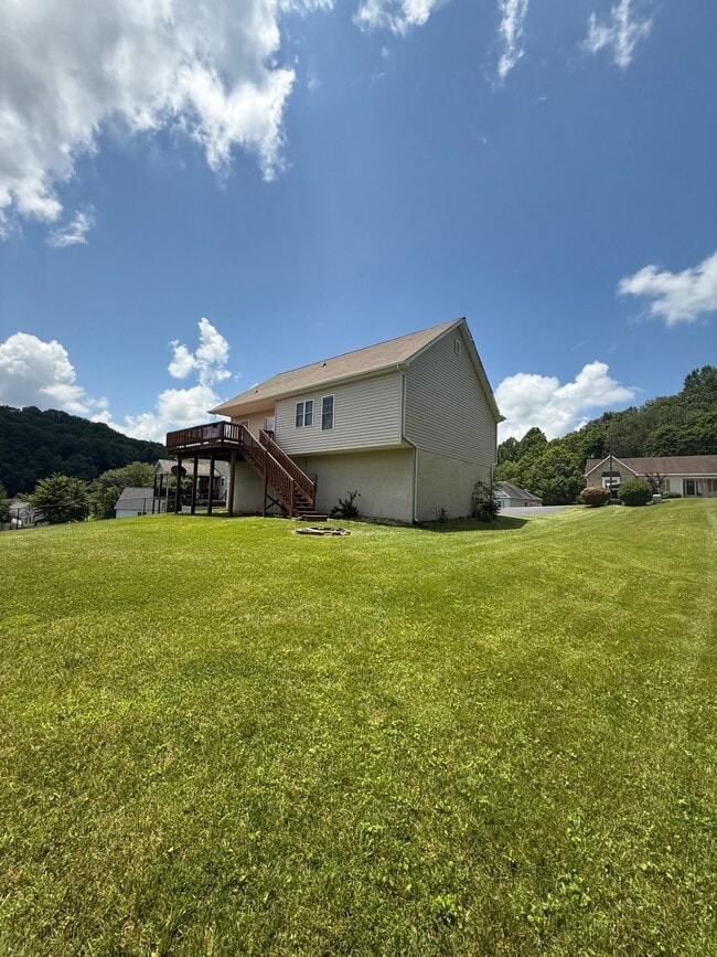 Building Photo - 476 Brandon Dr