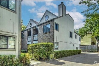 Building Photo - 1114 Augusta Dr