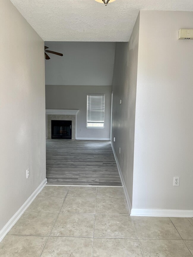 Building Photo - 12354 White Oak Dr