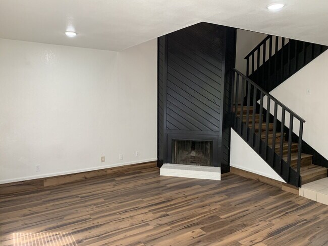 Foto del edificio - Updated Duplex in the Heart of Shopping an...