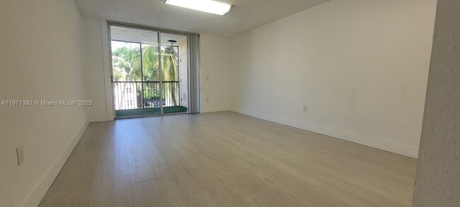 Foto del edificio - 8323 Lake Dr