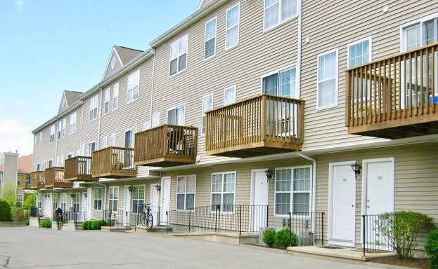 Stamford Commons - 114 Strawberry Hill Ave