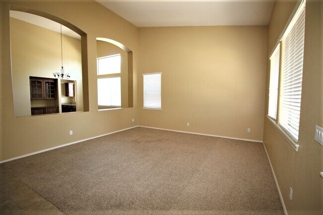 Building Photo - 4 bedroom 3.5 bath home in Mountain Gate i...