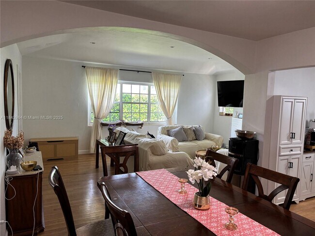 Foto del edificio - 7515 Dickens Ave
