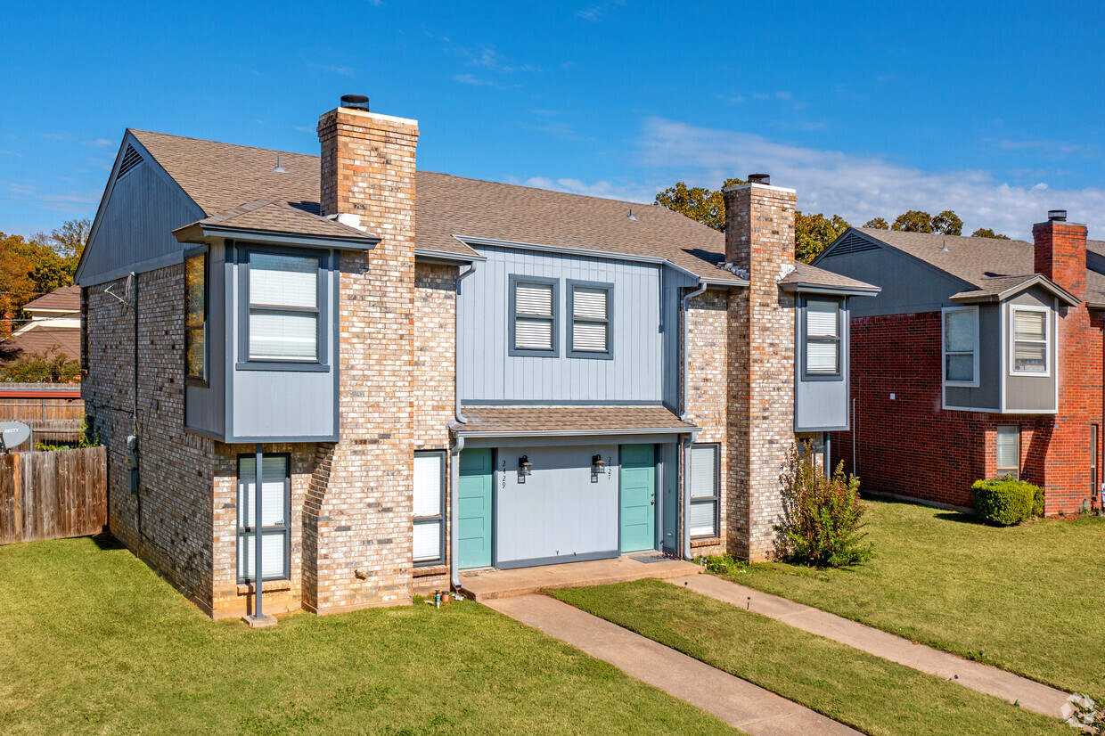 Two-Story Two-Unit Building - Kingsford Court