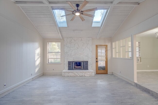 Building Photo - Pet friendly, Updated 4 Bedroom Home in Ba...