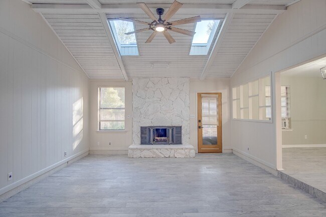 Foto del edificio - Pet friendly, Updated 4 Bedroom Home in Ba...