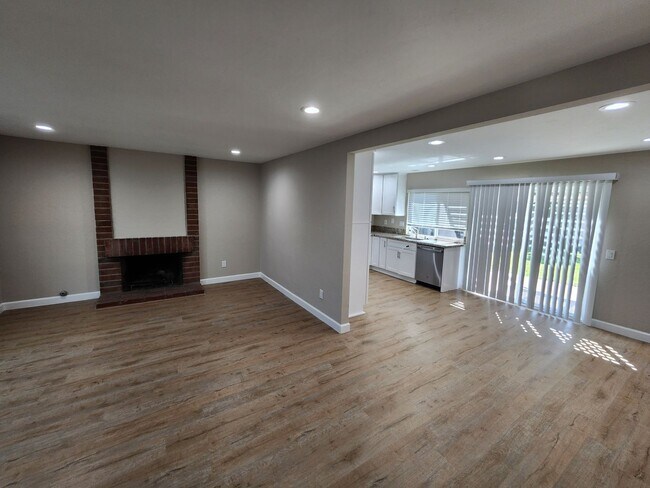 Foto del edificio - Single Story 2 Bedroom House - Completely Remodeled
