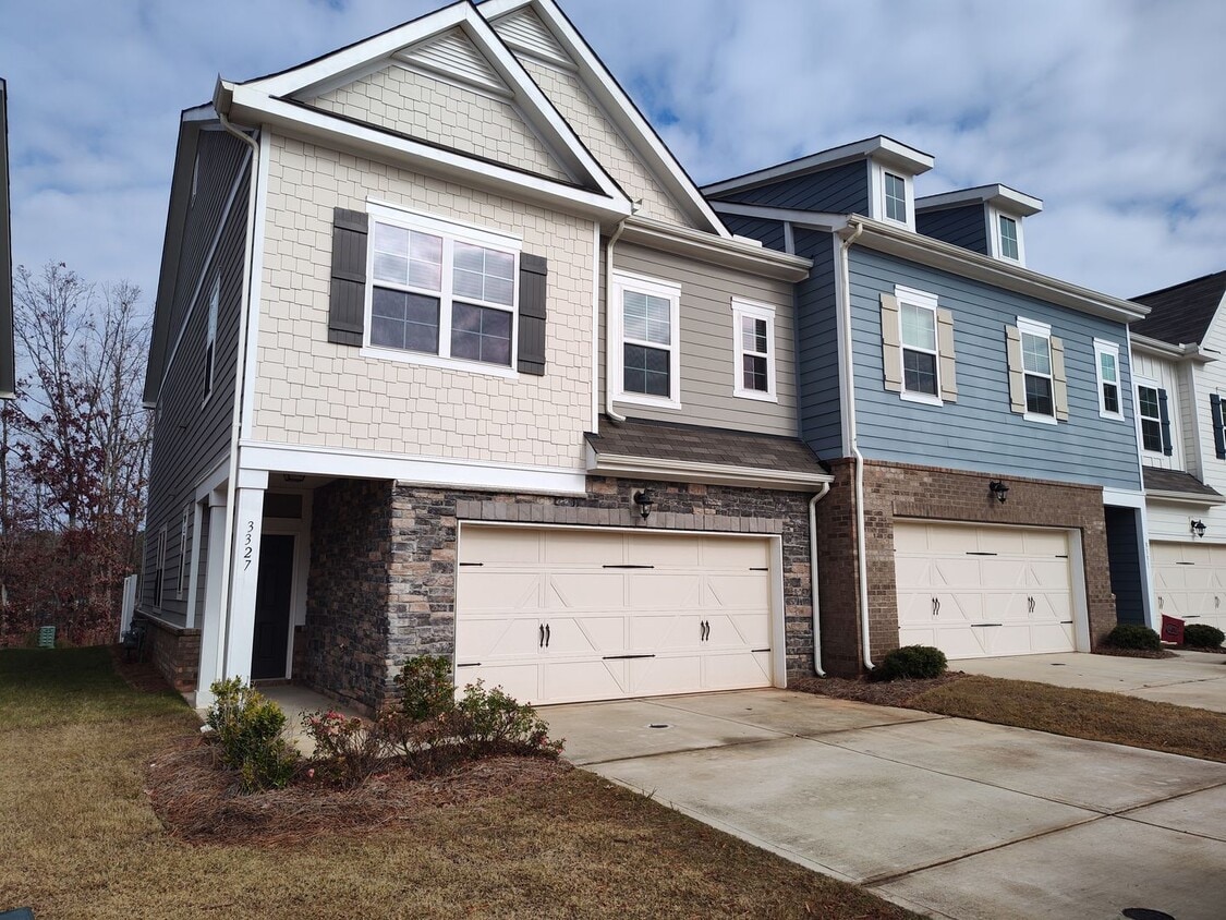Primary Photo - Beautiful end-unit 3 bedroom, 2.5 bath Townhome located in the Harmony community in Matthews!