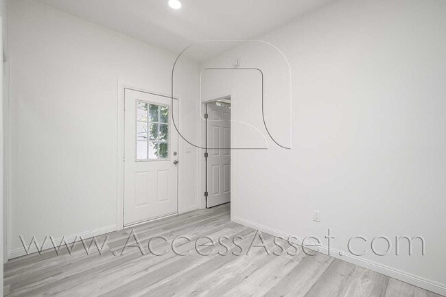 Foto del edificio - Charming 1 Bed/1 Bath Newly Remodeled Unit...