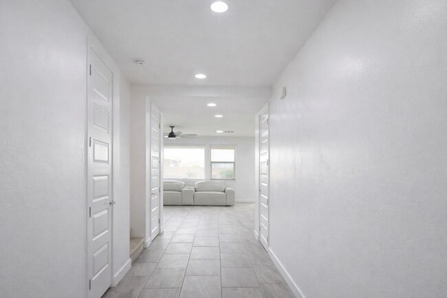 Building Photo - 2353 E Castanets Dr