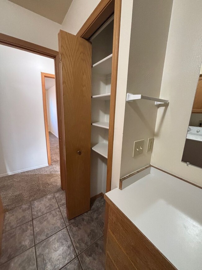 Building Photo - Great location for MSU and downtown.