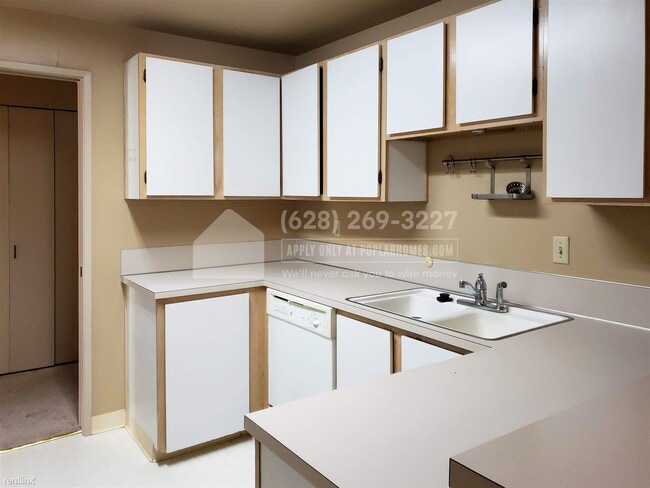 Building Photo - 2 br, 1 bath Condo - 5225 50th Avenue NE #...
