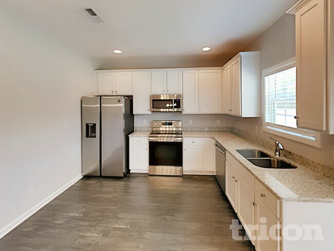 Building Photo - 1010 Cyril Dr
