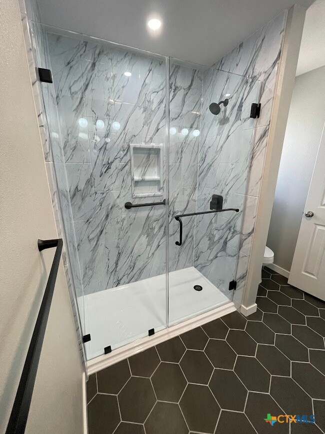 Building Photo - 744 Hill Top Dr