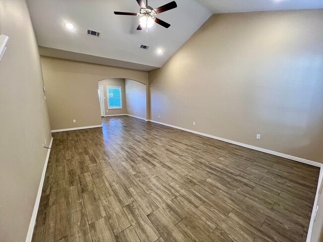 Building Photo - Beautiful 3 Bed/2.5 Bath Townhome in Chaff...