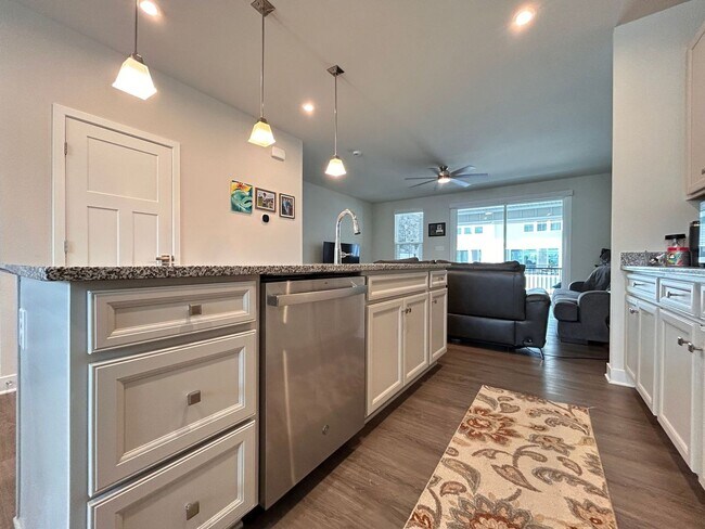 Foto del edificio - Spacious 4-Bedroom Townhome with Garage & ...