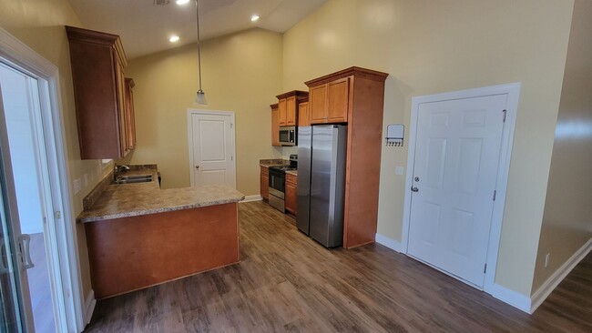 Building Photo - 3 Bed, 2 bath Home Available in Travelers ...