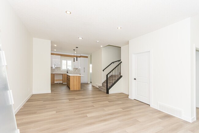 Building Photo - 15103-15196 96 Ave NW