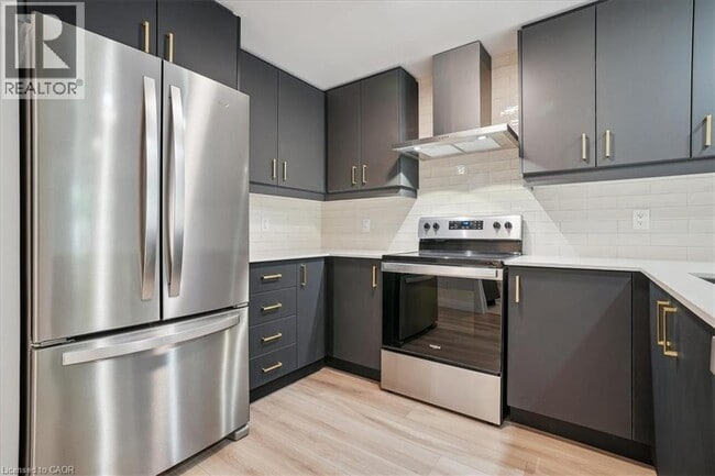 Building Photo - 153 Wilson St W