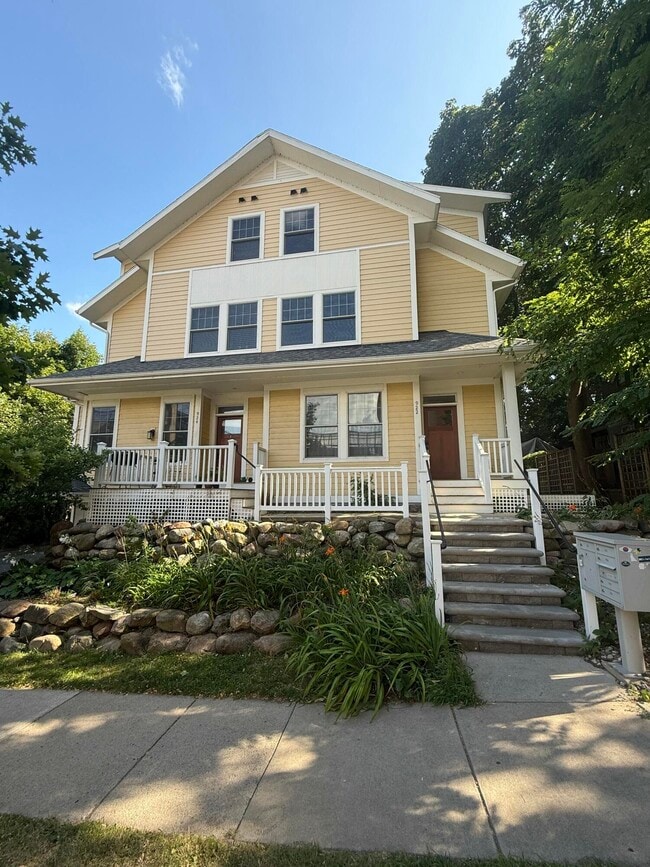 Building Photo - 922 Catherine St