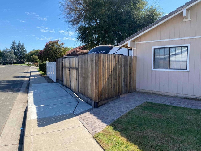 Building Photo - 3073 Fowler Ave