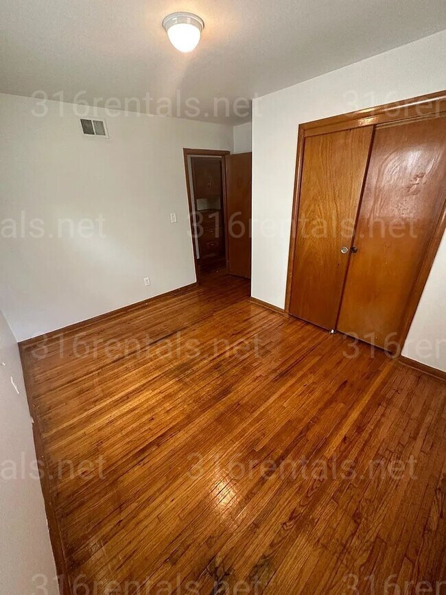Building Photo - $1,125 - 4 bedroom / 1 bathroom - Single F...
