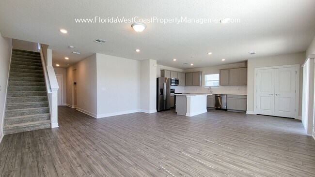 Foto del edificio - OUTSTANDING LARGE 4 BEDROOM/ 3 BATH HOME IN ISLES AT BAYVIEW! LARGE FLEX SPACE PLUS LAKEIVEWS!
