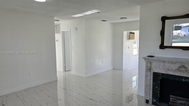 Foto del edificio - 22335 Montrose Ave