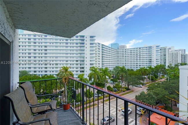 Building Photo - 899 West Dr
