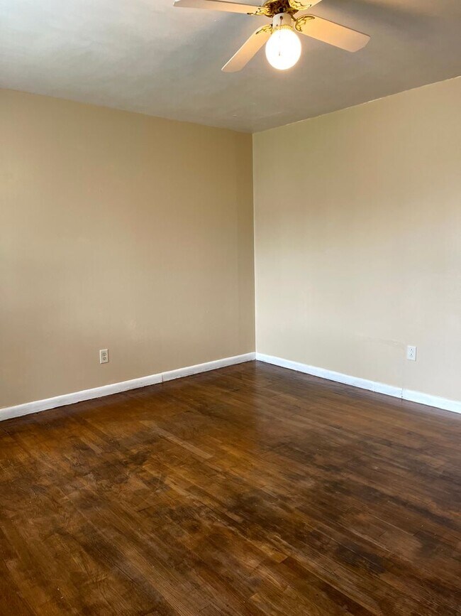 Foto del edificio - Three bedroom, one bathroom house, with a one car attached garage!