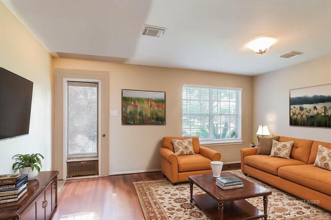 Foto del edificio - 7811 Cedar View St