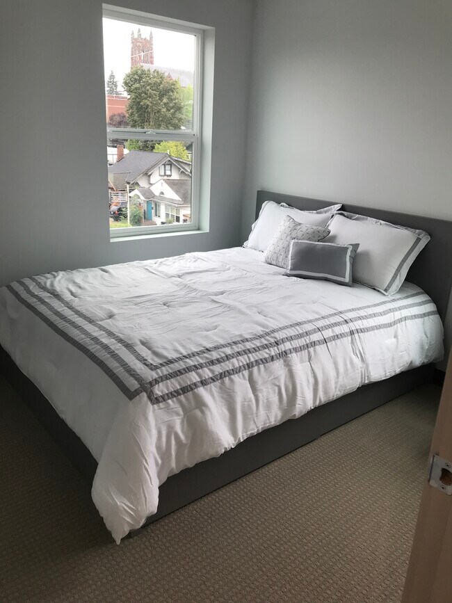 Building Photo - 5336 Roosevelt Way NE