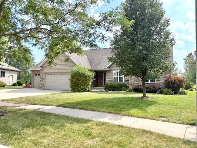 Building Photo - 2701 E Glenhurst Ln