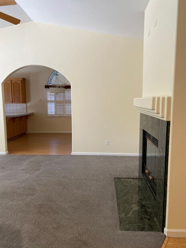 Foto del edificio - 4 BEDROOM HOME IN BLOSSOM PARK SUBDIVISION...