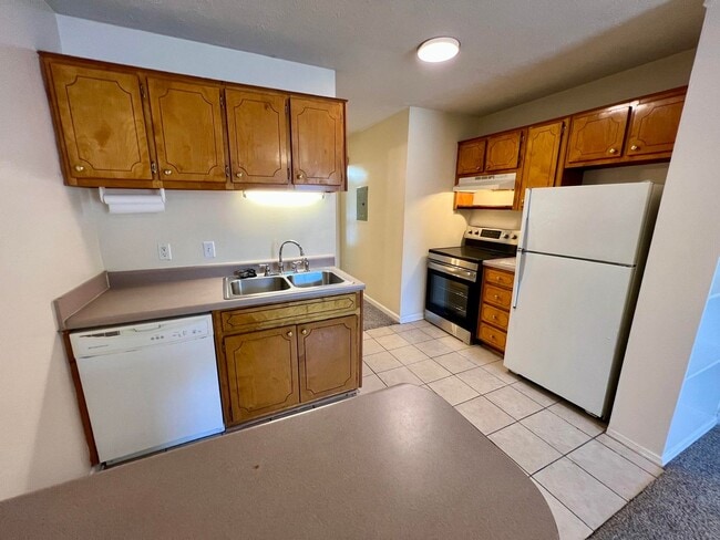 Building Photo - 1BR 1BA Ground Level Apt., Free Water! - *No pets*