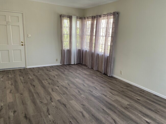 Living Room - 454 S Oakhurst Dr