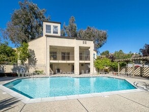 Building Photo - 695 Bristol Dr